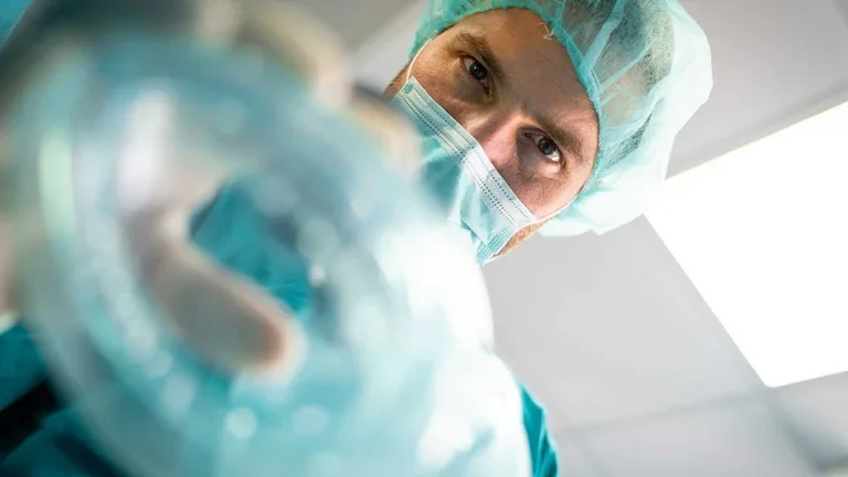 Visão de um paciente recebendo uma máscara de gás por um médico