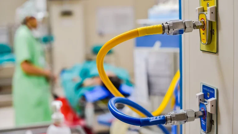 Cabos conectados ao painel de alarme de gases medicinais