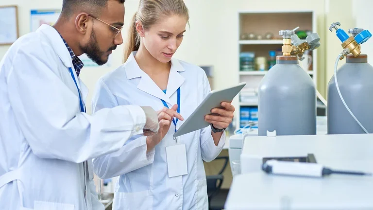 Duas pessoas em seu ambiente de trabalho conferindo gases medicinais 