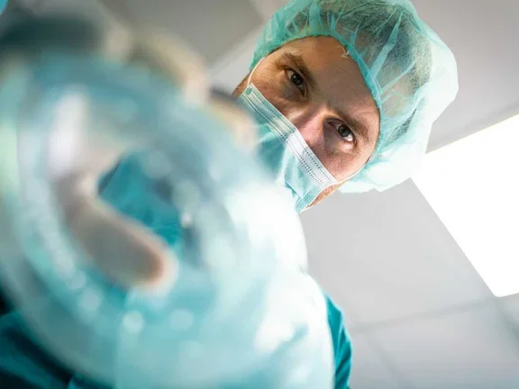 Visão de um paciente recebendo uma máscara de gás por um médico